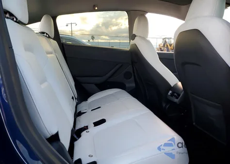 2022 Tesla Model Y z USA, uszkodzony, nr VIN 7SAYGDEF1NF558549